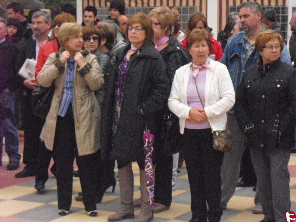 Decenas de personas se concentran para protestar por la bajada del 0.7% al 0.3% en la aportación municipal a los proyectos para el tercer mundo