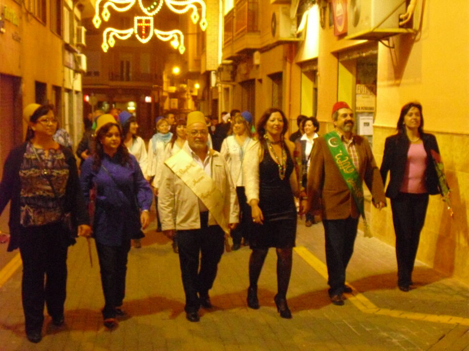 Los cargos festeros de hace 25 y 50 años celebraron su entraeta en la noche del sábado