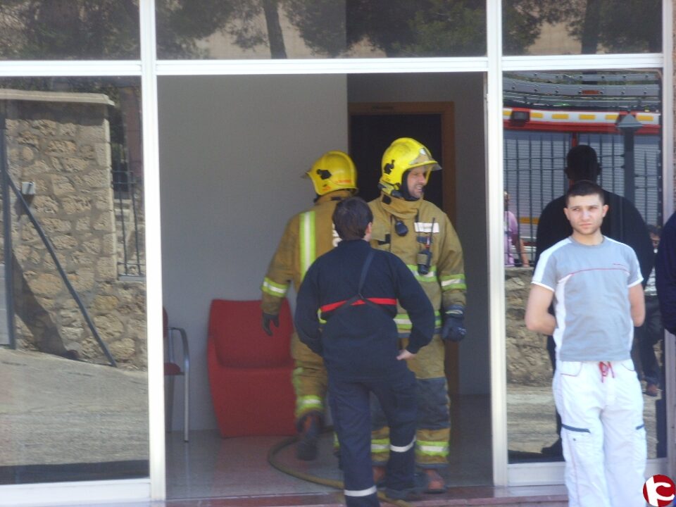 Arde un horno con plástico en una empresa de Biar. Los trabajadores tuvieron que abandonar las dependencias y hasta el lugar se desplazaron tres camiones de bomberos
