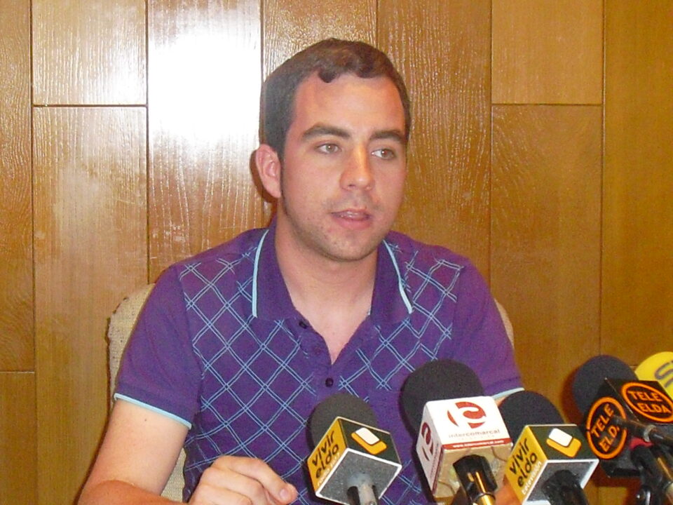 Juventudes Socialistas de Elda critica la utilización que las Nuevas Generaciones del PP han hecho de la Feria El baúl del estudiante en la presente edición