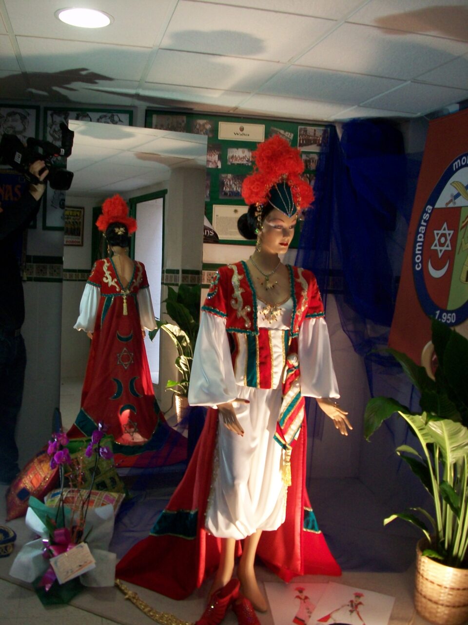 La filá Sarainas presentó el sábado su traje de nueva confección para estas fiestas