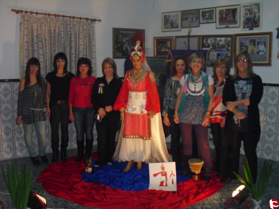 La filá Negras Beduinas presentó su traje de nueva confección en la casa de la comparsa