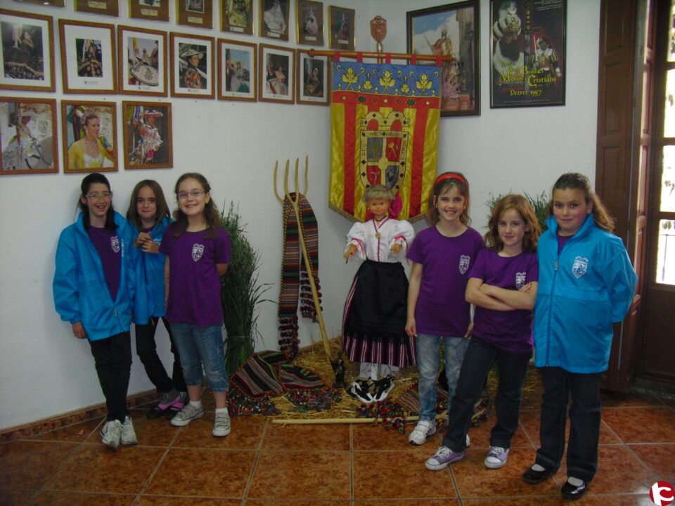 La cuadrella Trillaores presentó su nuevo traje en la sede de la comparsa