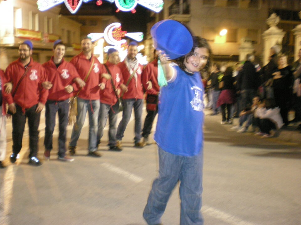 La entraeta del sábado sacó a las calles a cientos de festeros y espectadores