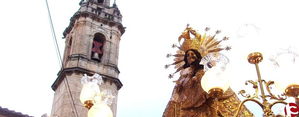 Los Moros Nuevos hacen un "amago de despedida" para después regresar a la patrona. Fue uno de los últimos momentos de la fiesta vivido con emotividad