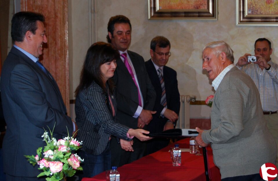 La alcaldesa entrega los certificados de propiedad a los Colonos de la Sierra Salinas