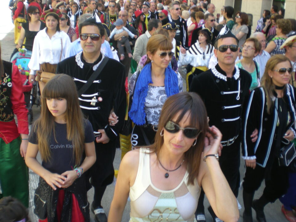 Gran desfile de los nuevos cargos festeros de las próximas fiestas de Moros y Cristianos