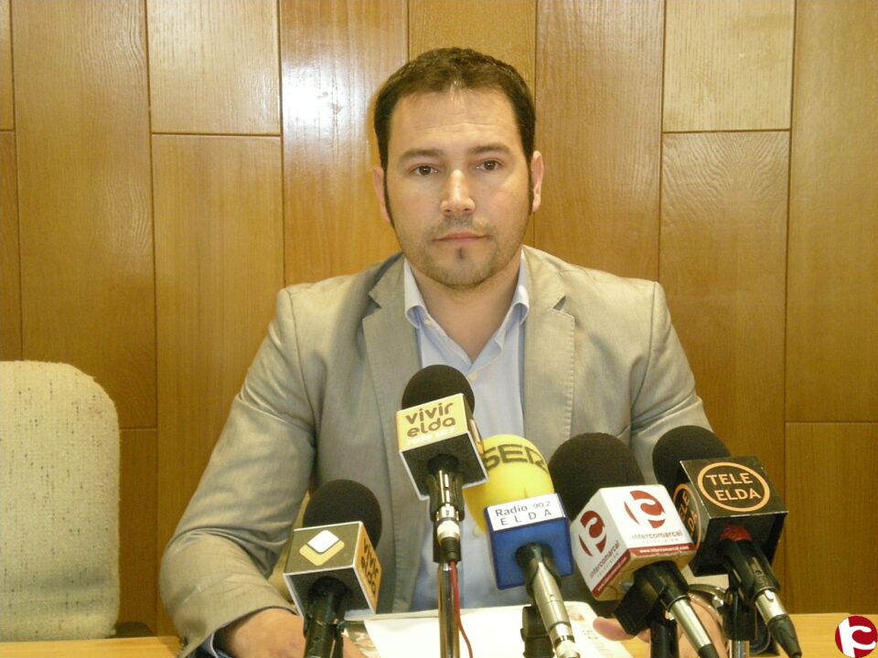 El portavoz del PP ratifica las medidas que anunció la Alcaldesa y critica que las del gobierno perjudican a todos los Españoles