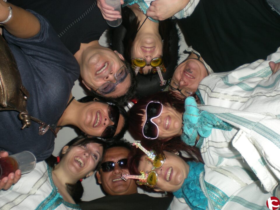 El reportaje "La Otra Fiesta" nos muestra los momentos de diversión en las calles y cuartelillos de Petrer