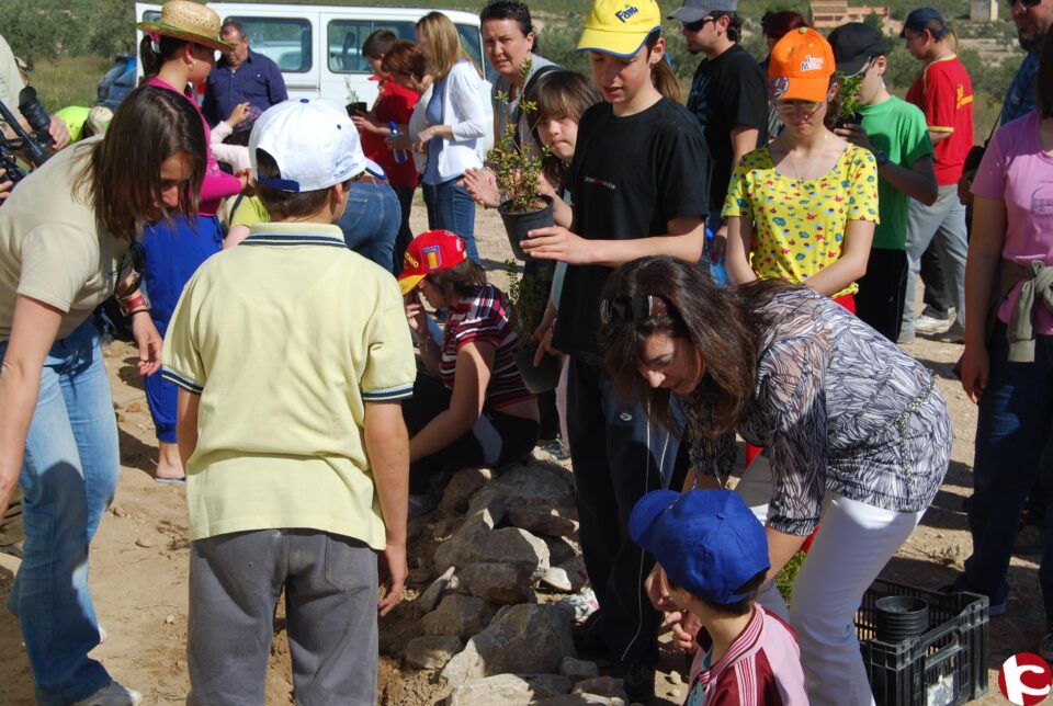 Los niños de APADIS promueven en PRIMADOMUS la repoblación del entorno de la Sierra Salinas
