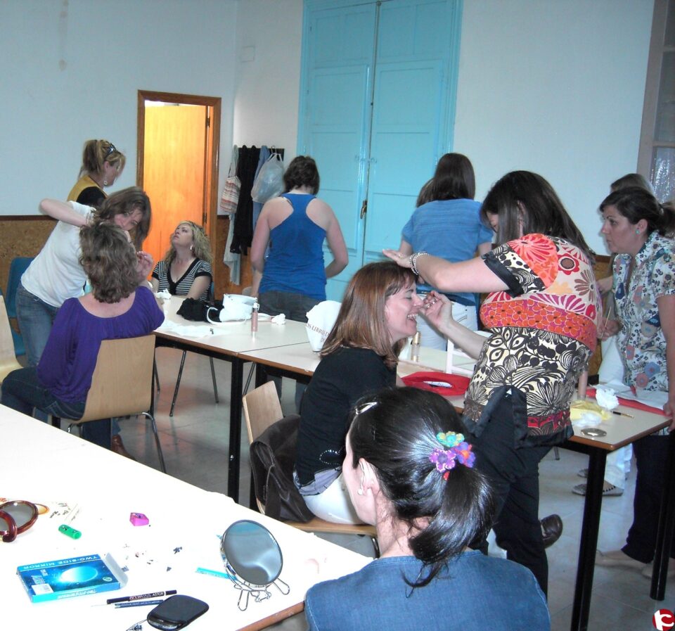 Las monfortinas disfrutan con el taller de maquillaje