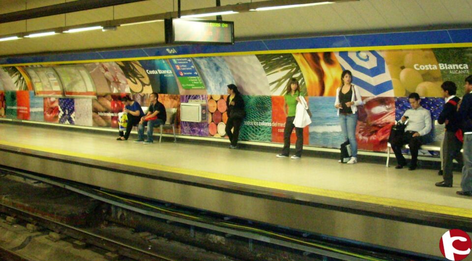 MADRID. El Metro de Sol se convierte en una gran playa de la Costa Blanca
