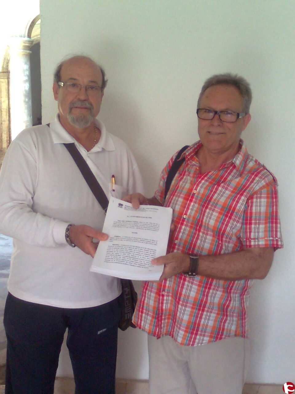 La Federación de Vecinos presentó ayer martes cerca de 1.500 firmas demandando que se reabra al tráfico la calle Luciano López Ferrer