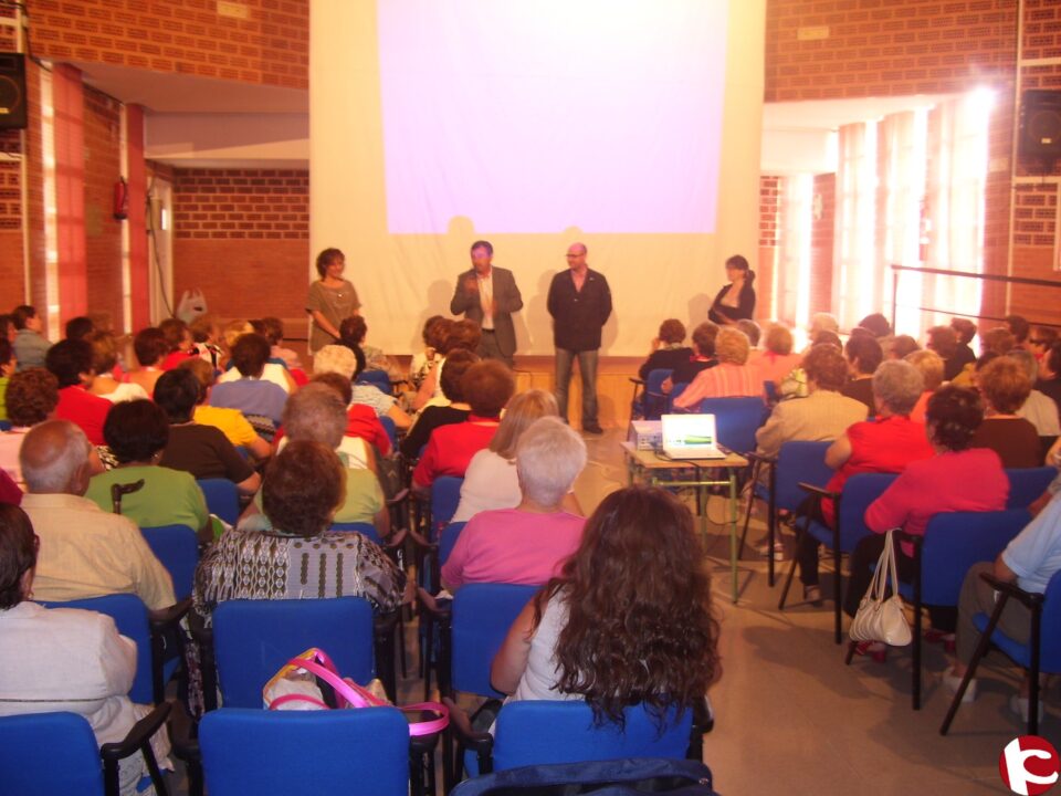 El alcalde y el edil de Sanidad acuden a la clausura del curso del aula de mayores