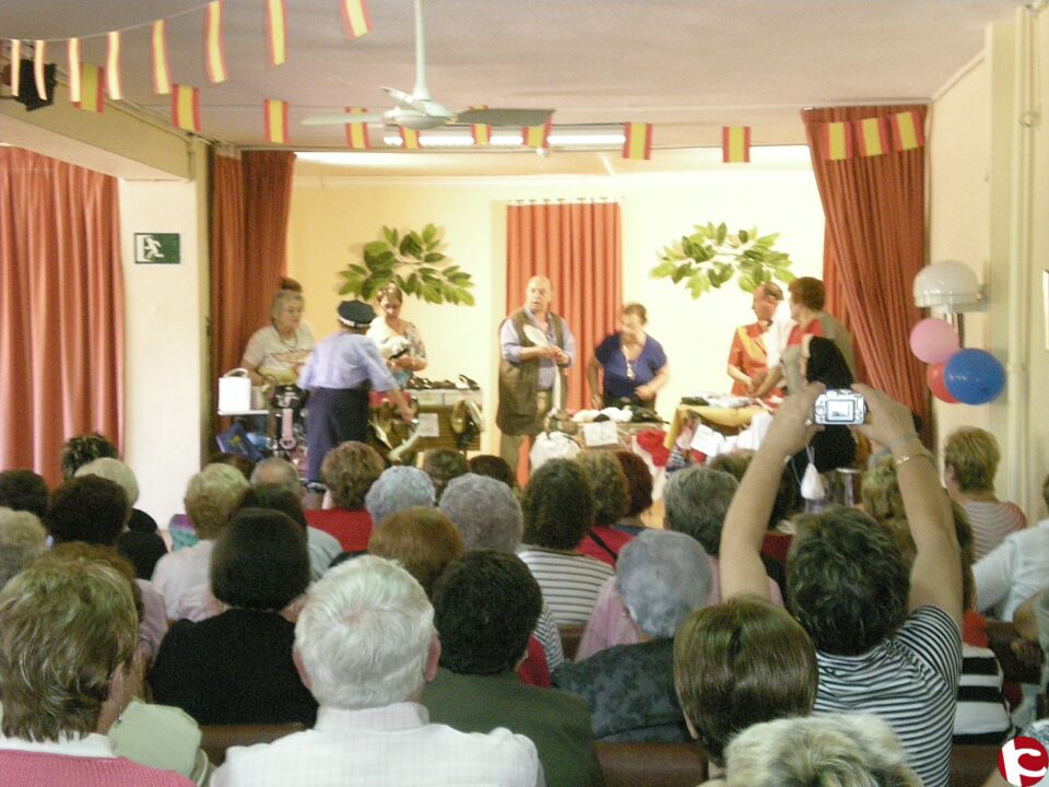 El CEAM celebra el fin de curso con teatro y canciones ante un gran número de público