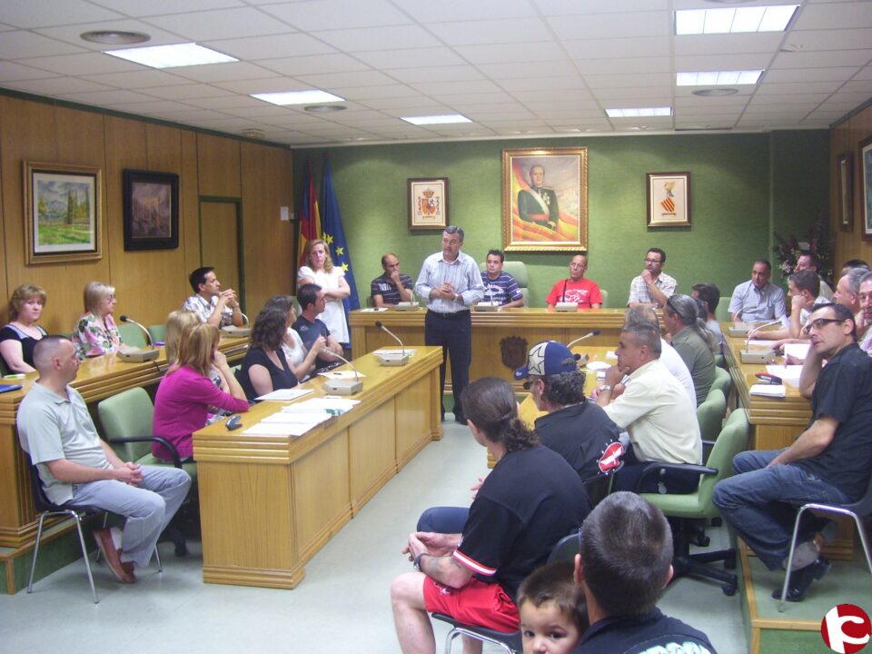 42 trabajadores de los programas de empleo del Servef firman sus contratos con el Ayuntamiento de Petrer