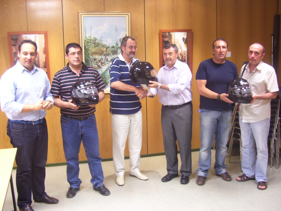 El Ayuntamiento entrega 50 cascos integrales a los tres IES de Petrer dentro de una campaña de seguridad vial