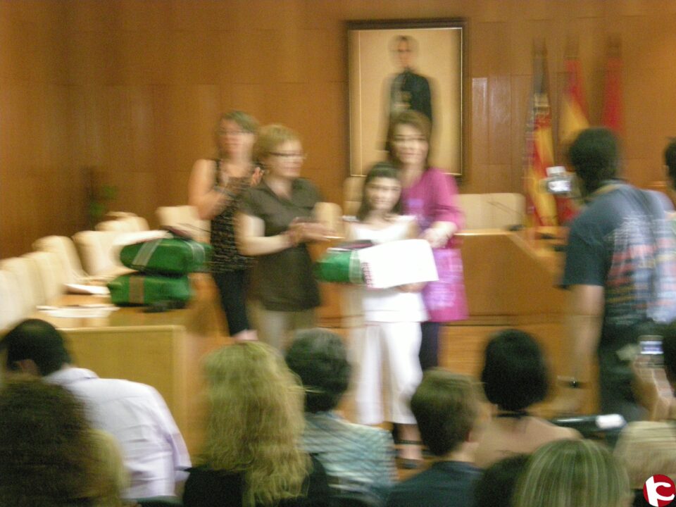 La alcaldesa entrega los premios del XI concurso de redacción organizado por APANAH