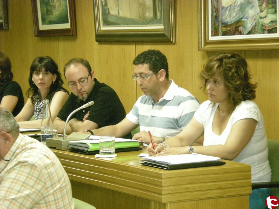 El pleno aprueba la bajada de sueldos de concejales