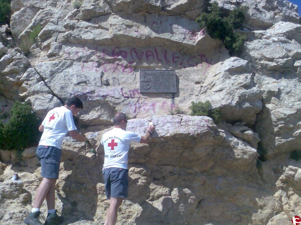 Voluntarios de Cruz Roja llevaron a cabo el sábado una jornada de limpieza en el Cid