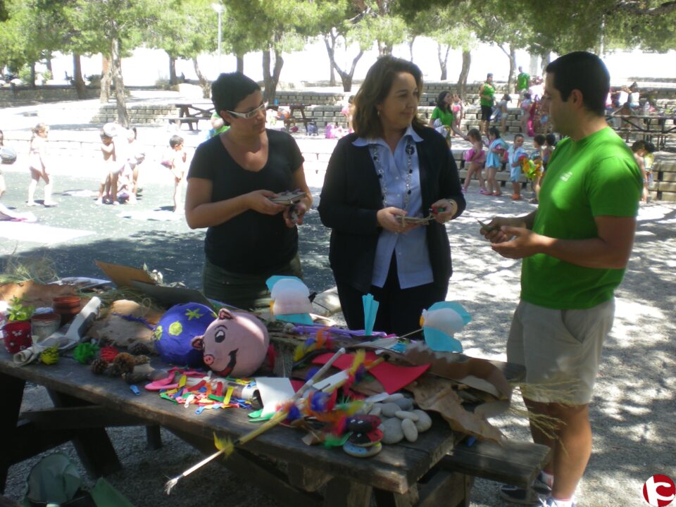 La alcaldesa visita la Escuela de Verano y las piscinas de San Crispín