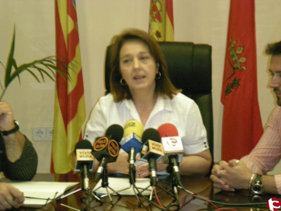 La Alcaldesa de Elda recrimina al senador Juán Pascual Azorín que actúe como si todavía fuese alcalde