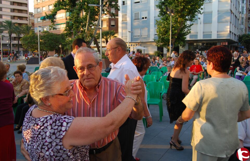 Los mayores de Villena a ritmo de pasodoble en el Paseo Chapí