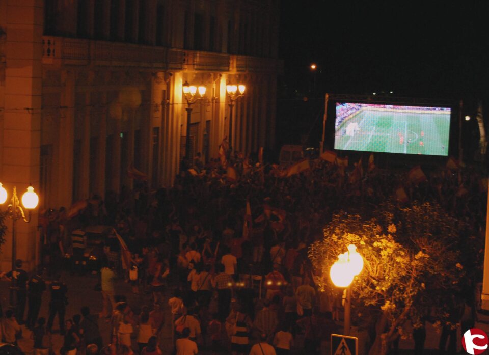 La Afición Villenense mostró su apoyo a la selección Española y después miles de personas celebraron el triunfo de España en el mundial