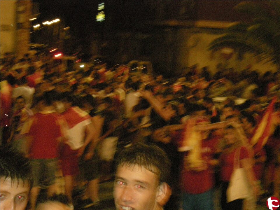 Los vecinos de Petrer celebraron el triunfo de la selección en la fuente de la Bassa el Moro