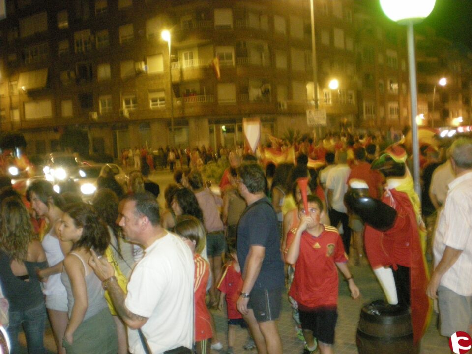 Los Eldenses celebraron el triunfo de la selección por las calles de la ciudad hasta altas horas de la noche