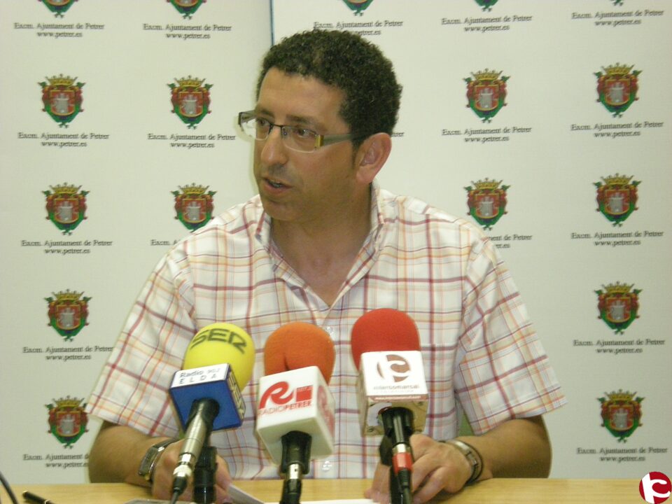 Tertulia de Radio petrer: Alfonso Lacasa acusa al equipo de gobierno de no tener interés en el Polígono "La Cantera"