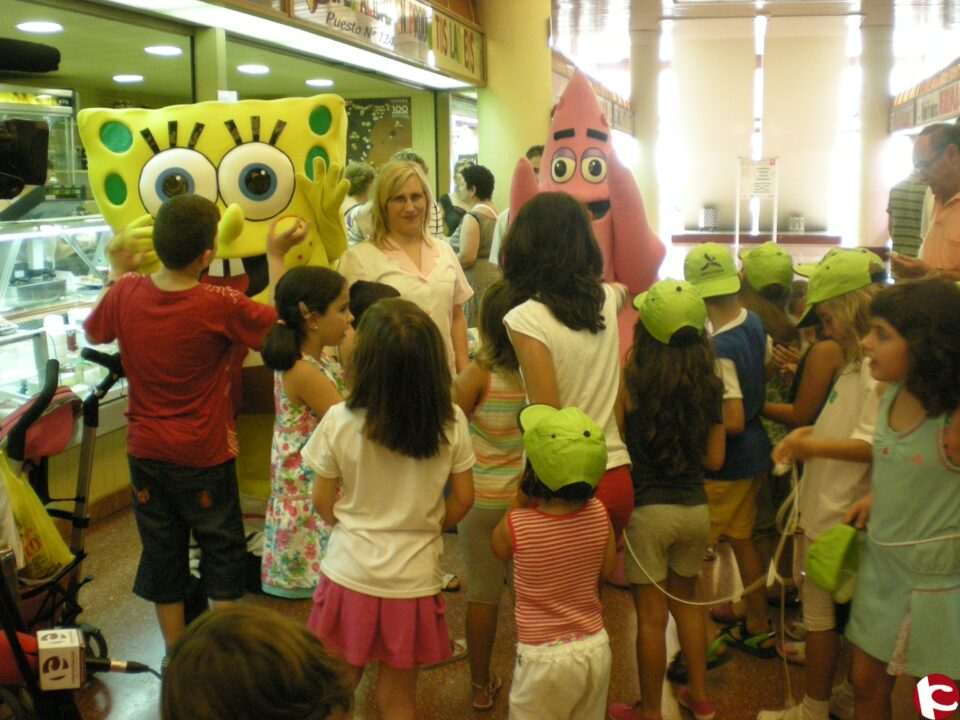 Bob Esponja y Patricio han visitado esta mañana el Mercado Central
