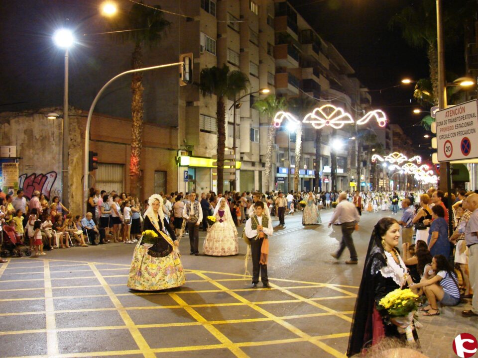 La Falla Trinquete participó en la Ofrenda de Flores de las Hogueras de San Vicente del Raspeig
