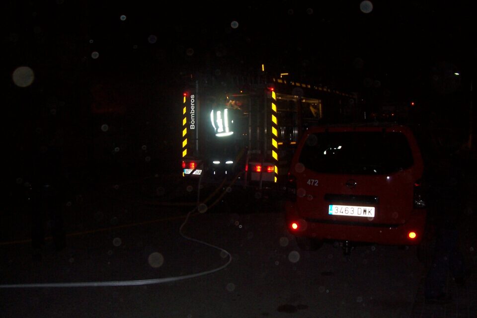 Un incendio destroza la zona exterior de una fábrica de cartón en Villena