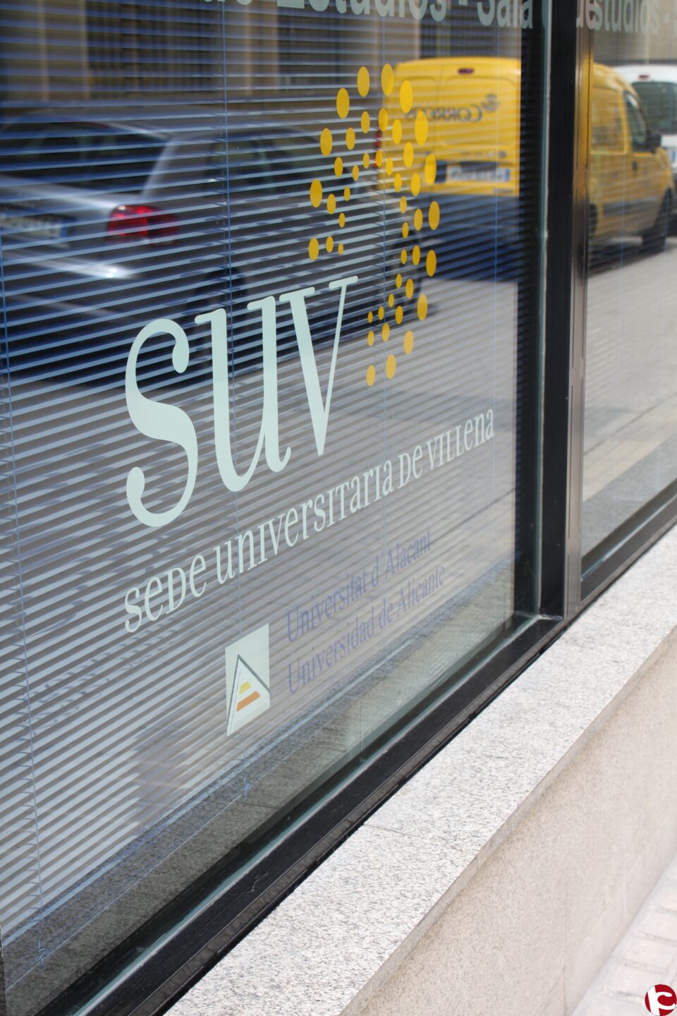 Para conmemorar el quinto aniversario de la creación de la Sede Universitaria. VILLENA BUSCA LOGO