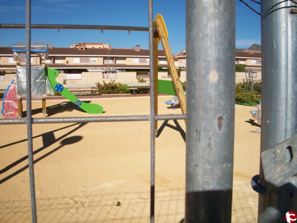 Nota de prensa del PSOE: Instalaciones cerradas a la espera de que el alcalde se haga la foto cortando la cinta