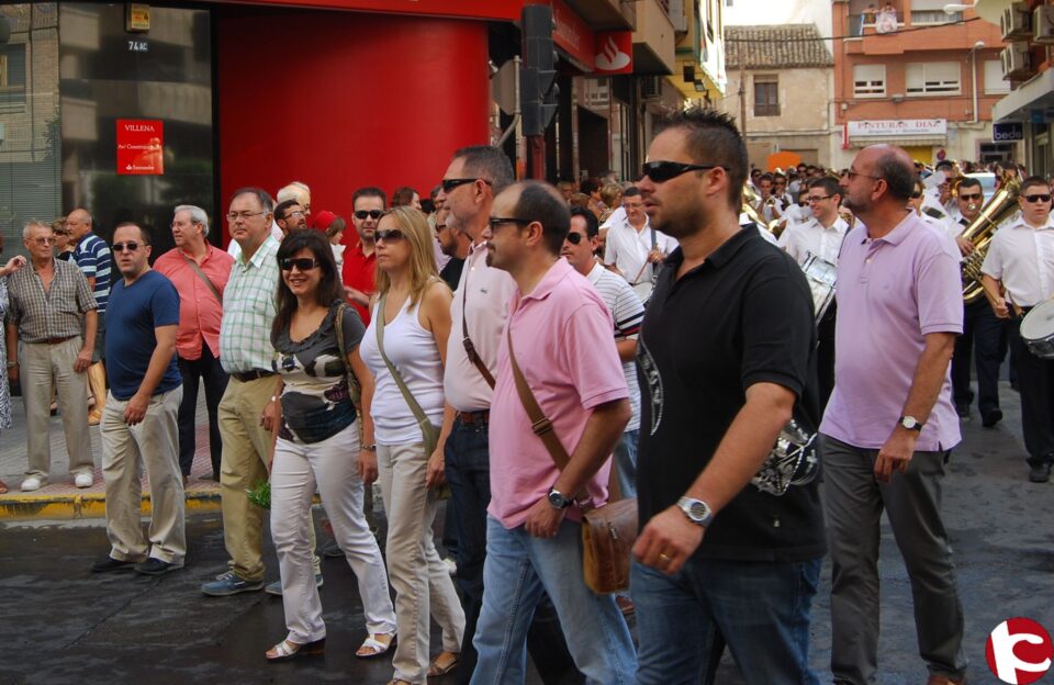 Gran participación en pasacalles que anuncia las fiestas de Moros y Cristianos