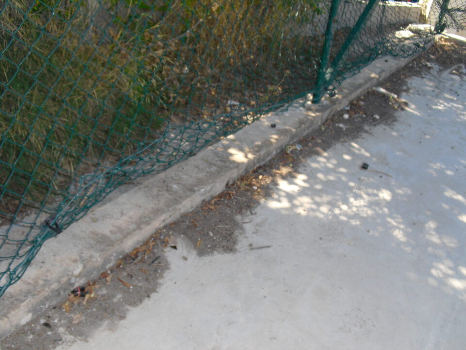 La AAVV de las viviendas unifamiliares del P.I. Salinetas denuncian el mal estado en el que se encuentran las pistas deportivas