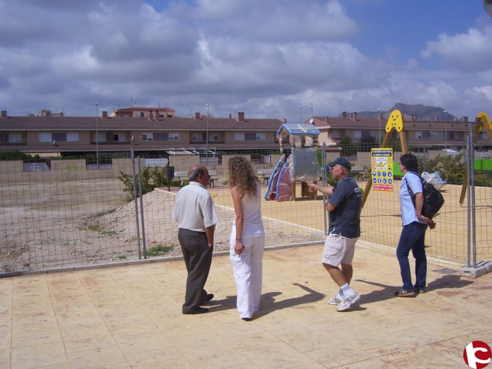 El PP lamenta que el PSOE realice críticas y demagogia barata antes de informarse sobre diversos asuntos.Pepa Villaplana asegura que los juegos infantiles San Jerónimo se abrirán mañana una vez se han finalizado la poda y limpieza de un solar contiguo