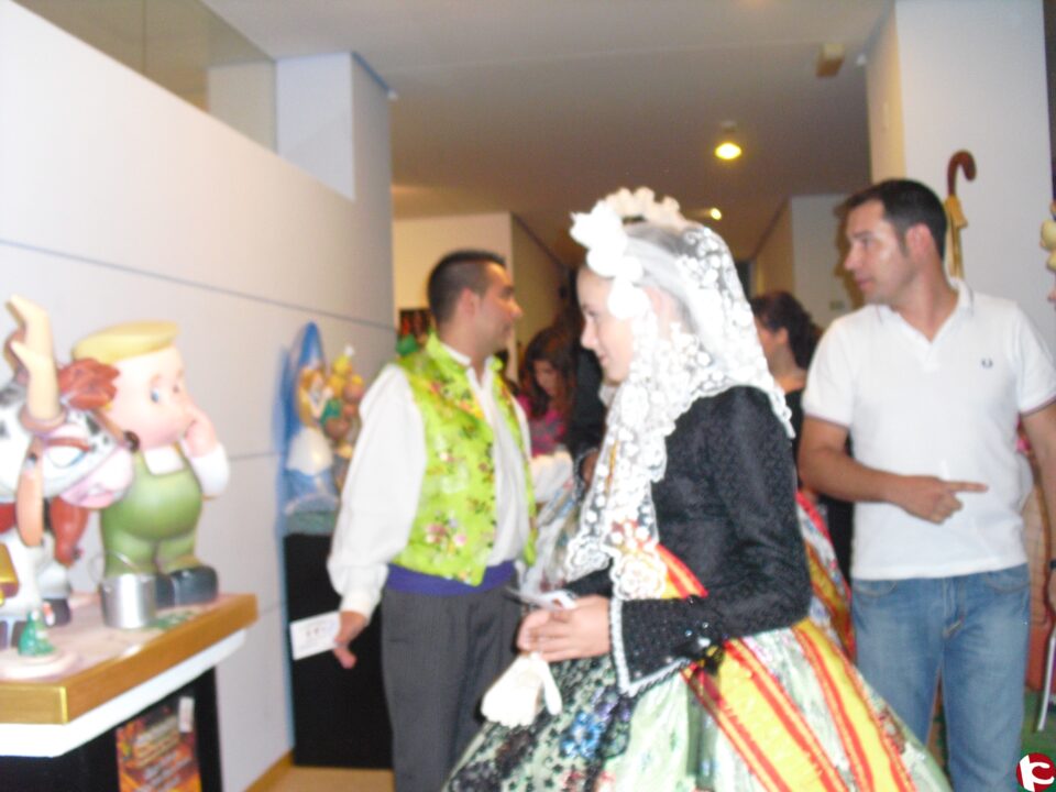 Juán Vera será el pregonero de las Fallas 2010. Ayer se presentó la revista y el cartel y se inauguró la exposición de Ninots.