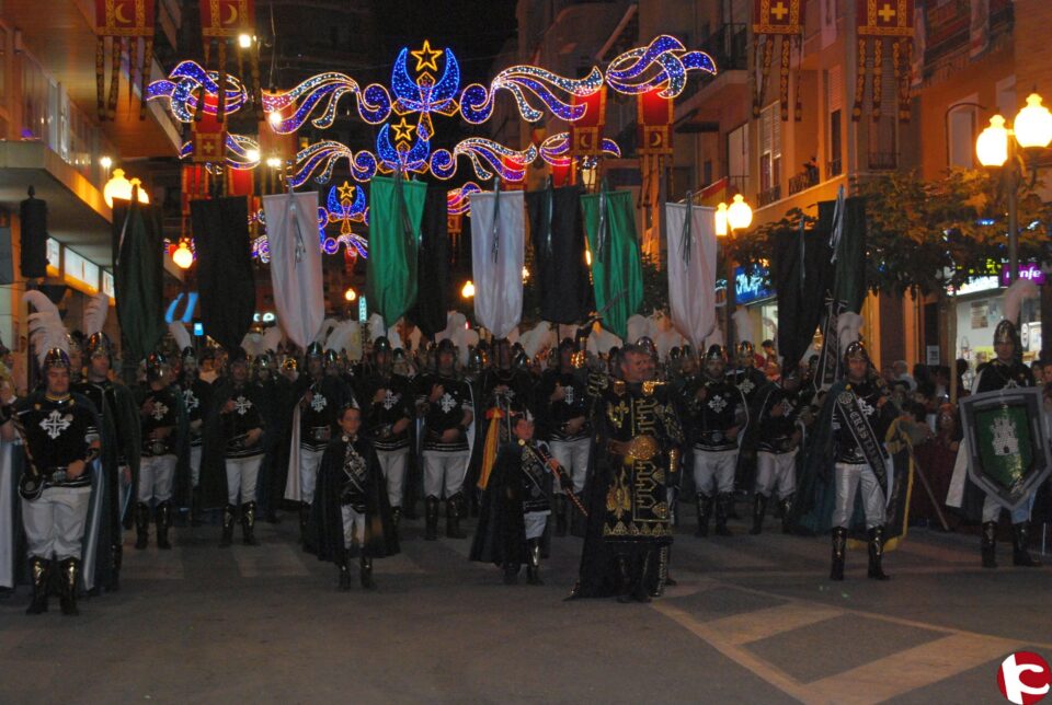 El diestro Padilla participa en el desfile de la Cabalgata en la ciudad de Villena .