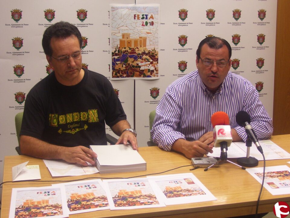 El Concejal de Cultura presenta la revista Festa 2010 cuya portada la protagoniza el artista local Quique Amat