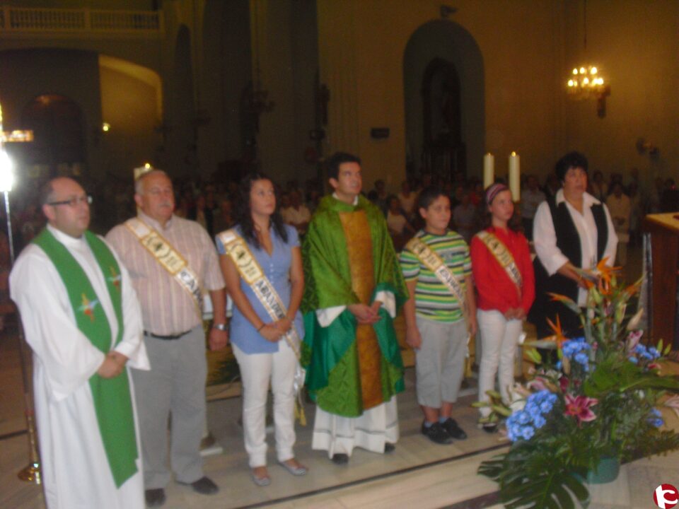 La comparsa de Estudiantes realizó una ofrenda a los Santos Patronos