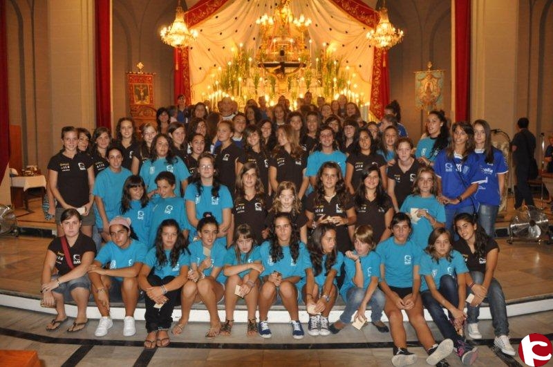 EMOTIVA OFRENDA A LOS SANTOS PATRONOS. Alrededor de ochenta niñas y jóvenes del BM Elda participaron en la ofrenda de Santa Ana