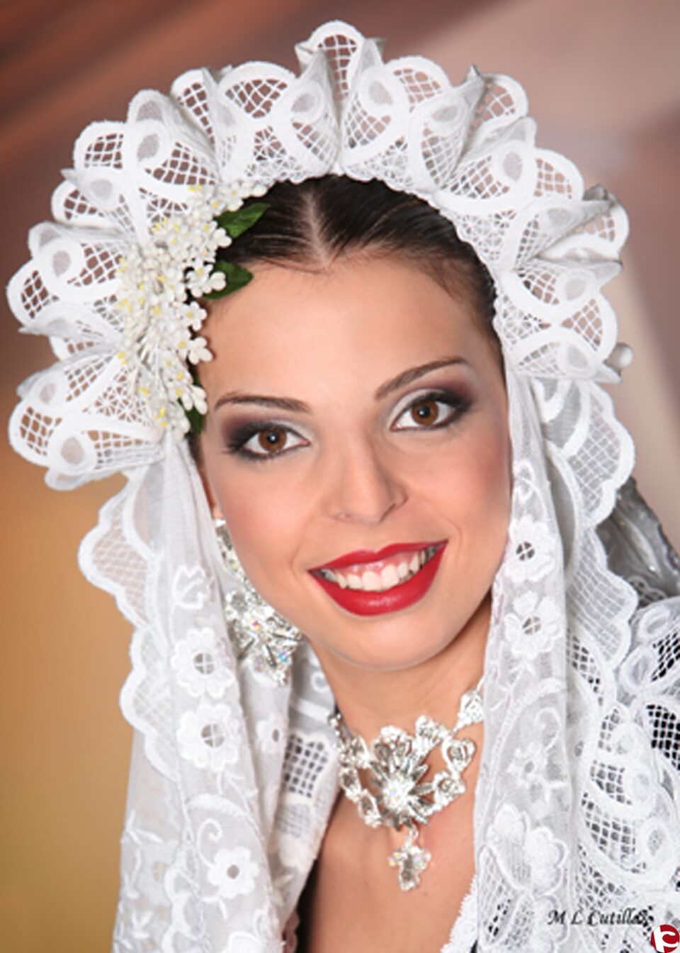 REPORTAJE: La Fallera Mayor de Elda nos recibe en su casa mientras se prepara para el Pregón y la Cridá