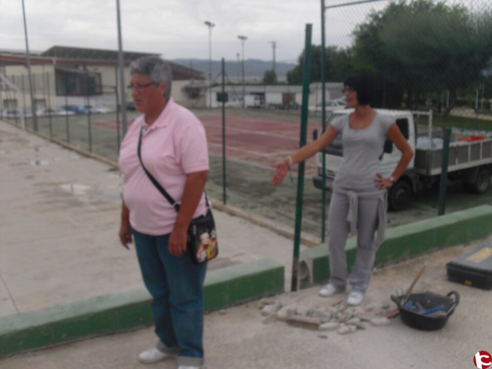 La presidenta de la AAVV de las casas unifamiliares de Salinetas critica los arreglos de las pistas deportivas