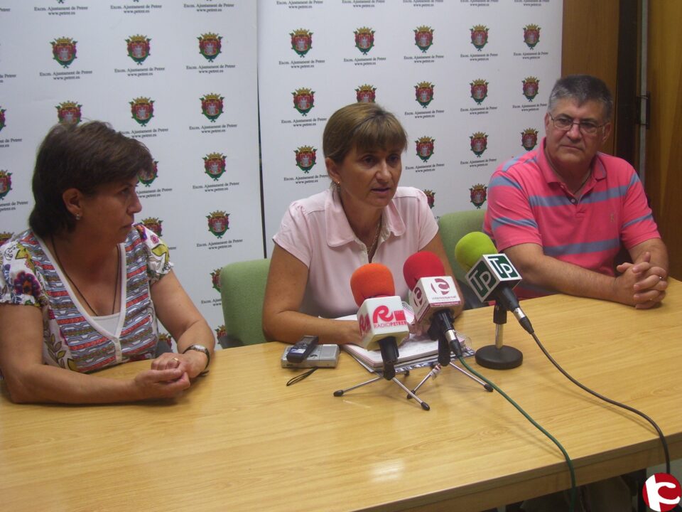 El Ayuntamiento y Cáritas apelan a la solidaridad de los vecinos de Petrer para que donen sus libros escolares usados