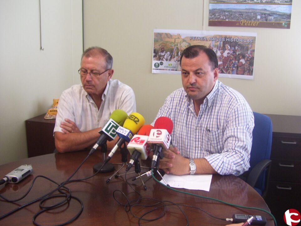 Juan Poveda repasa las raíces históricas de Petrer y el origen de las Fiestas de Moros y Cristianos en su último libro