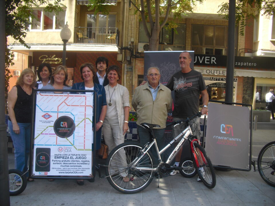 Los Comerciantes Eldenses Asociados han presentado esta mañana la campaña "El Metro Cea"