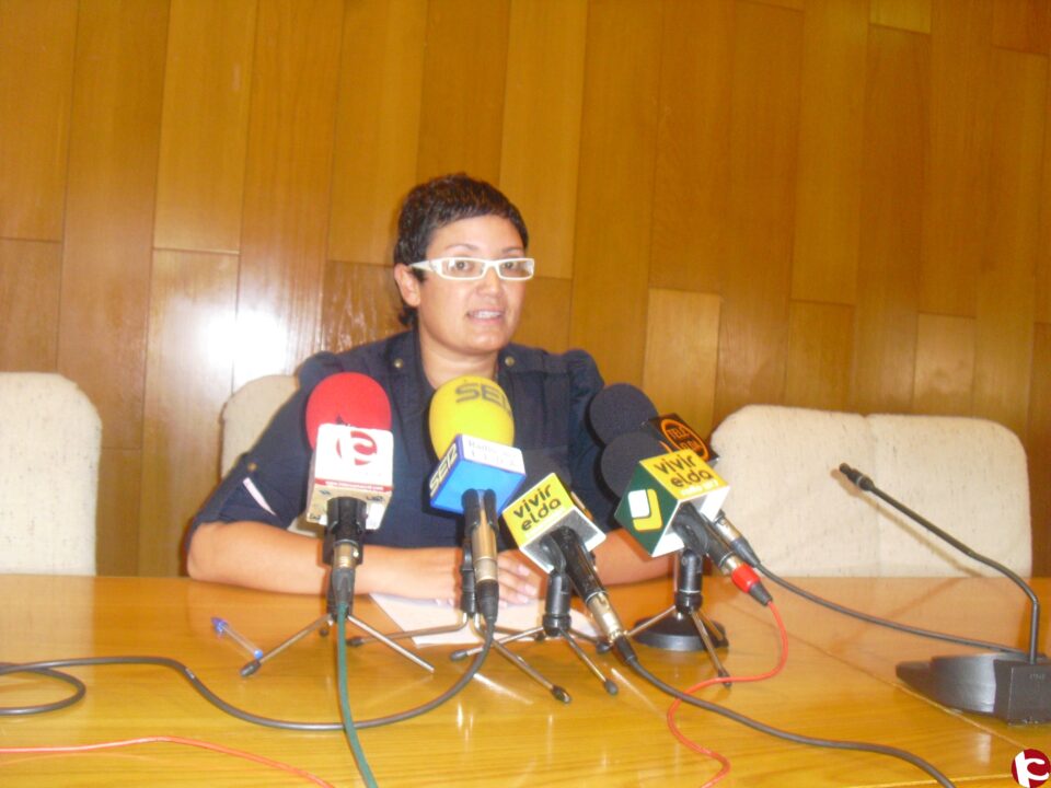 Cristina Gómis asegura que no se han reducido las subvenciones del "bono guardería"